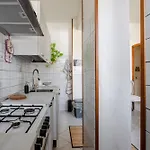 Guesthost - Bright With Parking Near דירה *