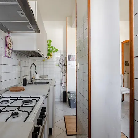 Guesthost - Bright With Parking Near Apartmán *